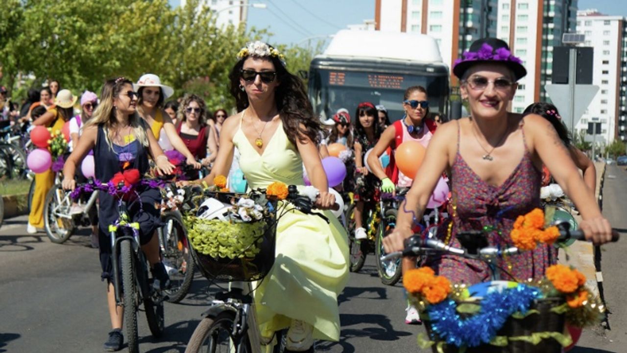 Diyarbakır’da, ‘Süslü Kadınlar Bisiklet Turu’