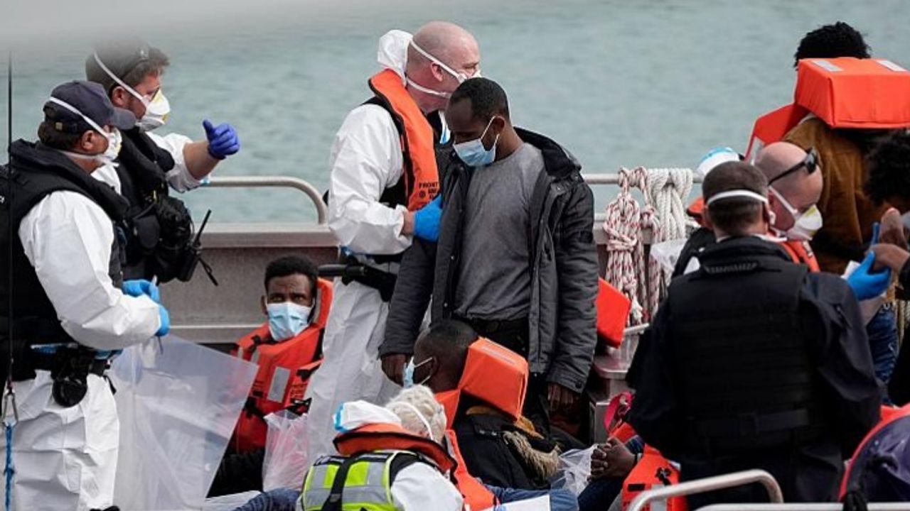 İngiltere kaçak göçmen getiren tekneleri Fransa’ya ‘geri itecek’