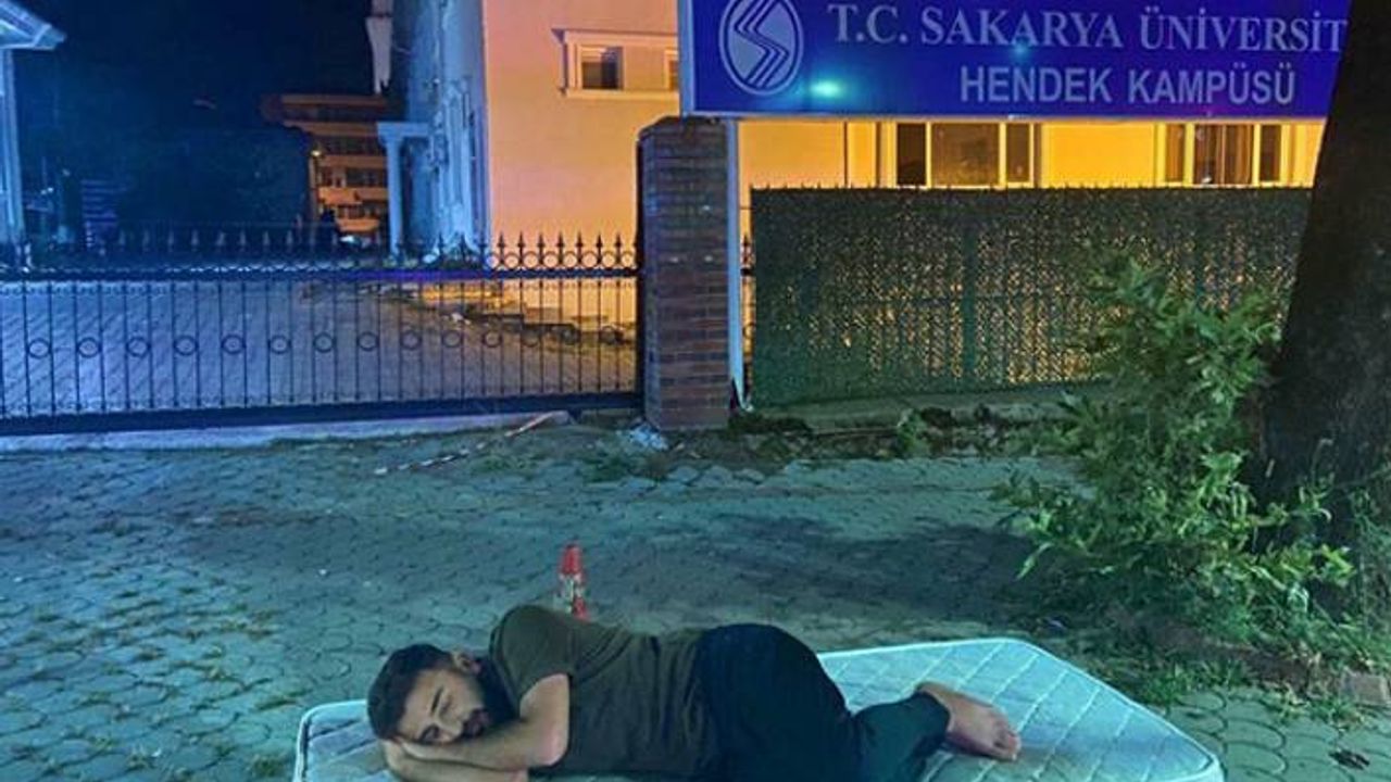 Üniversite öğrencisi ev kiralarını protesto etmek için kampüsün kapısına yatak atıp uyudu