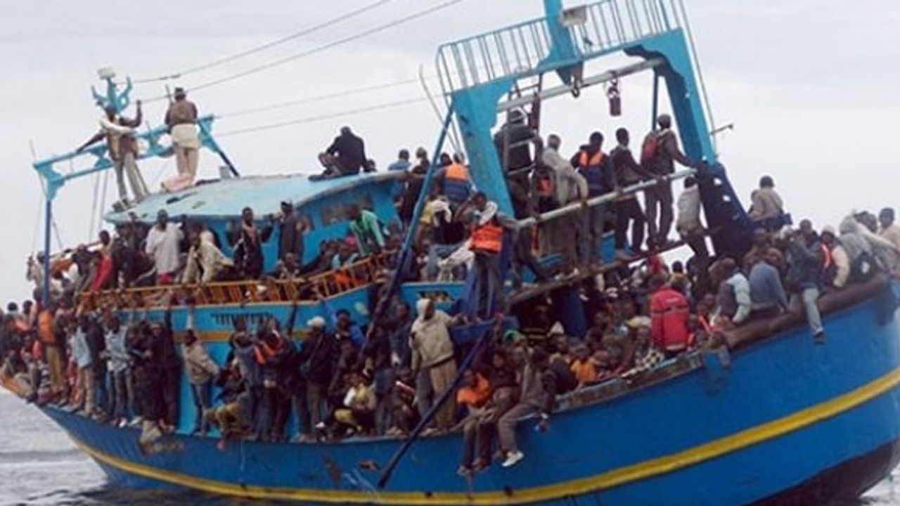 300 mülteci taşıyan bir tekne daha battı!