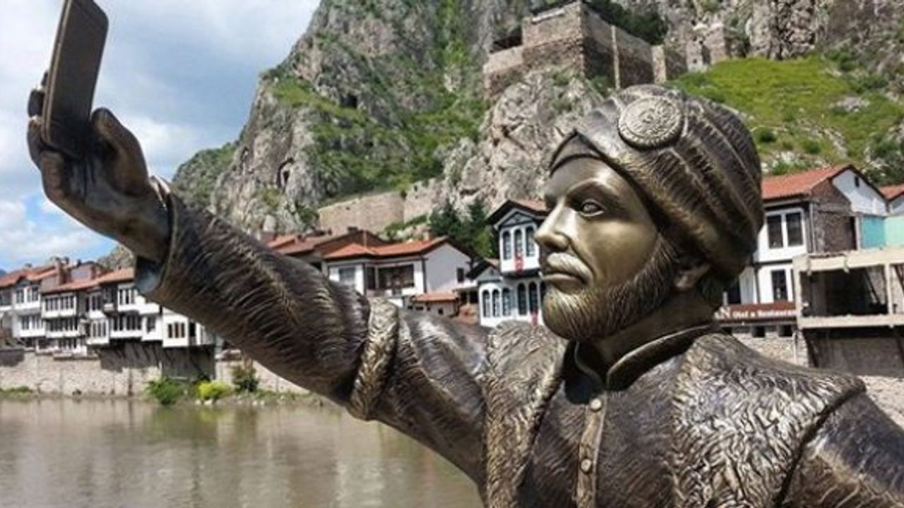 Amasya'da selfie çeken şehzade heykeli şaşkınlık yarattı