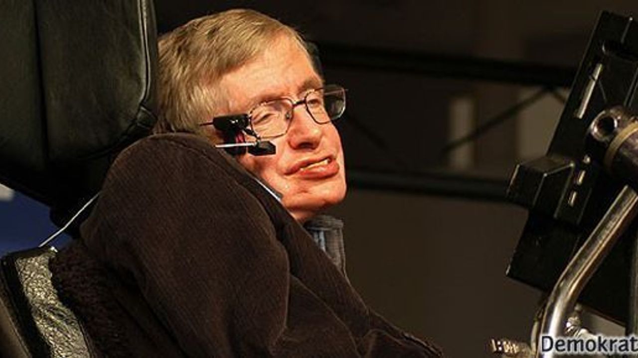 Hawking: 50 yıl içinde Ay'a göç başlayacak