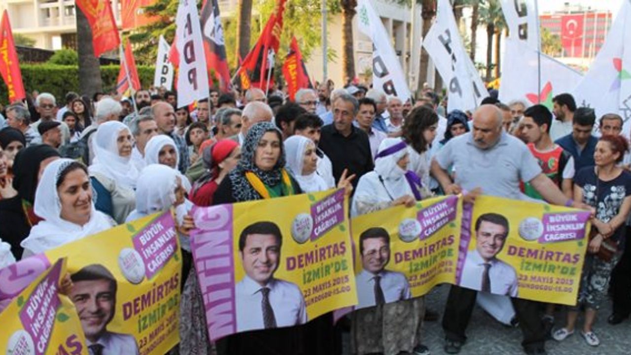 HDP'ye saldırılar İzmir'de protesto edildi