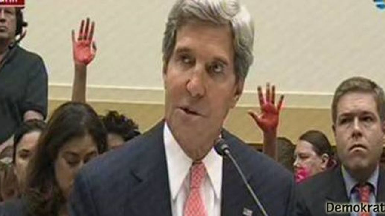  Kerry'ye 'kanlı el' protestosu