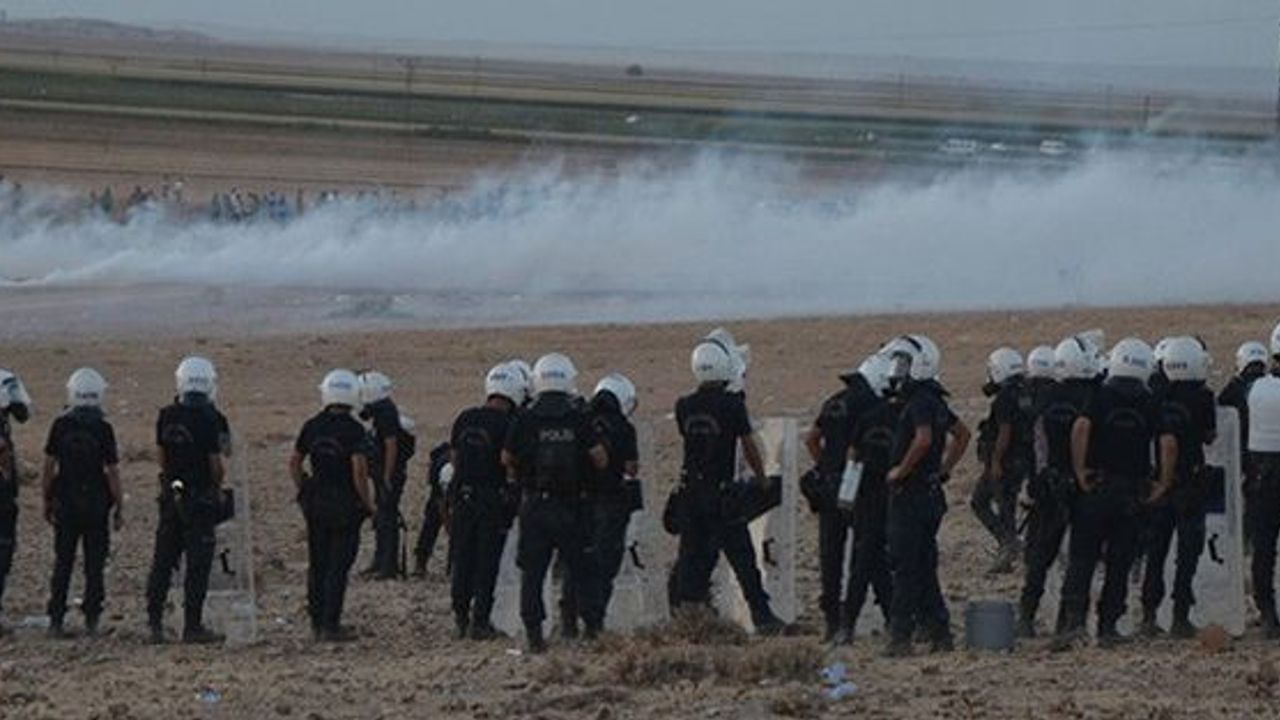 Kobani sınırında bekleyen halka polis saldırısı