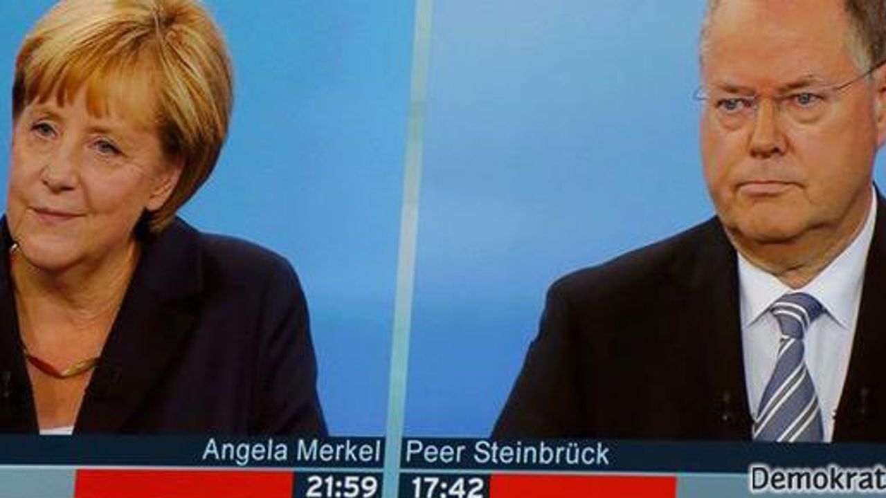 Merkel ve Steinbrück kozlarını paylaştı