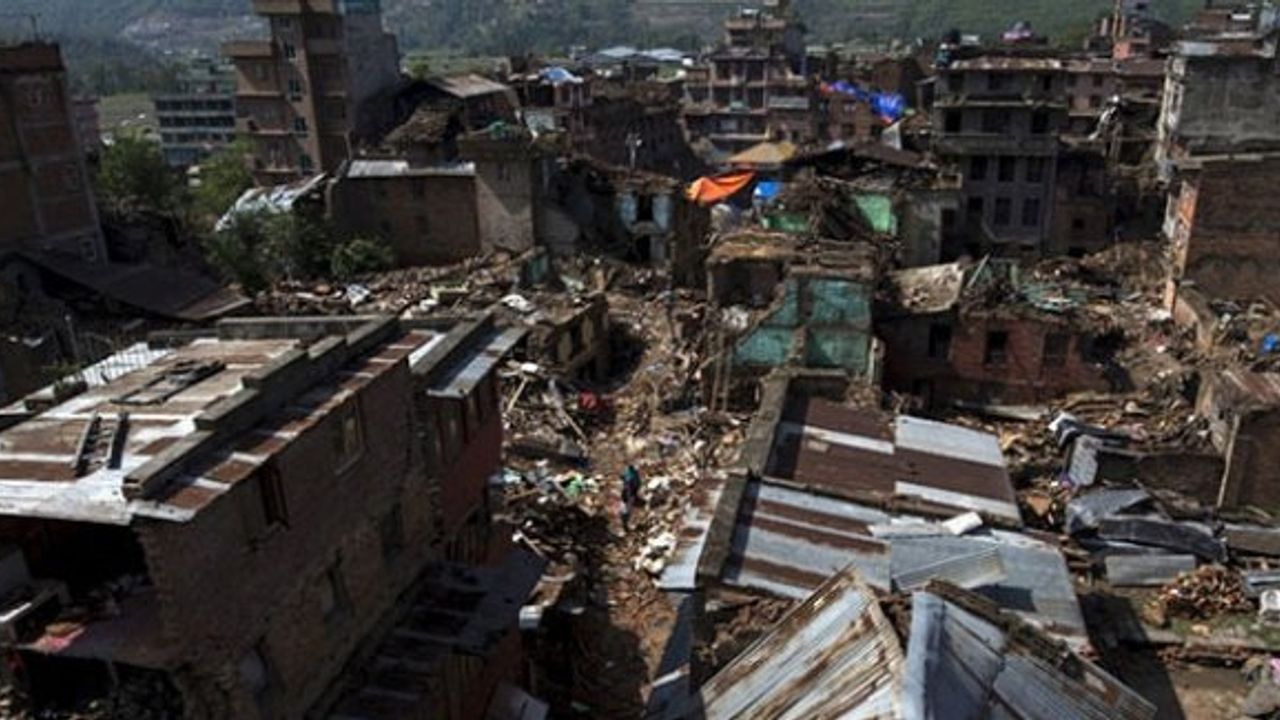 Nepal bu kez de 7.4 büyüklüğünde depremle sallandı