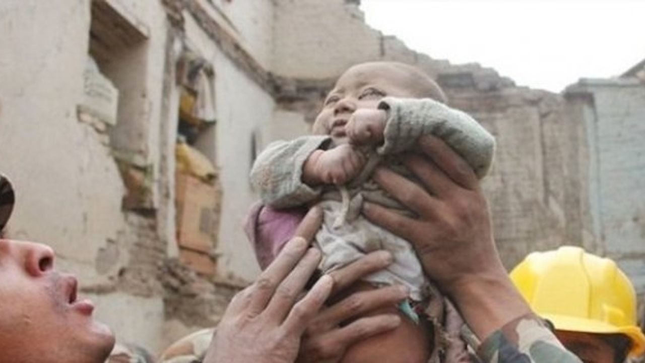 Nepal’de 5 aylık bebek 22 saat sonra kurtarıldı