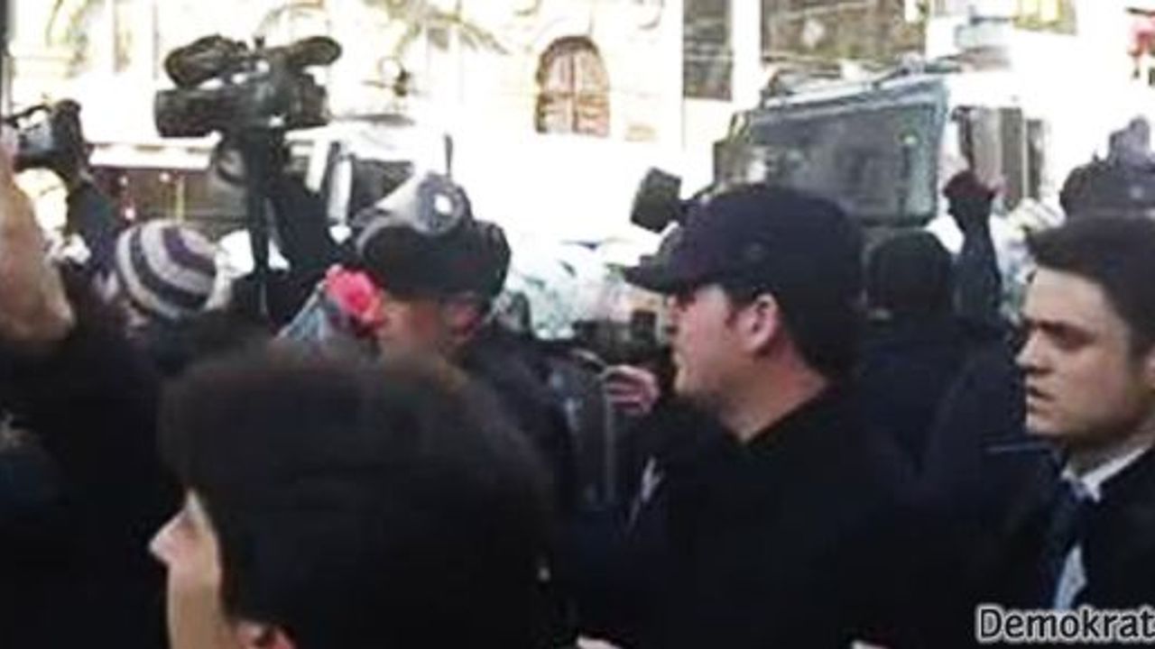 Polis, Taksim'deki 'Paris Katliamı' anmasına saldırdı