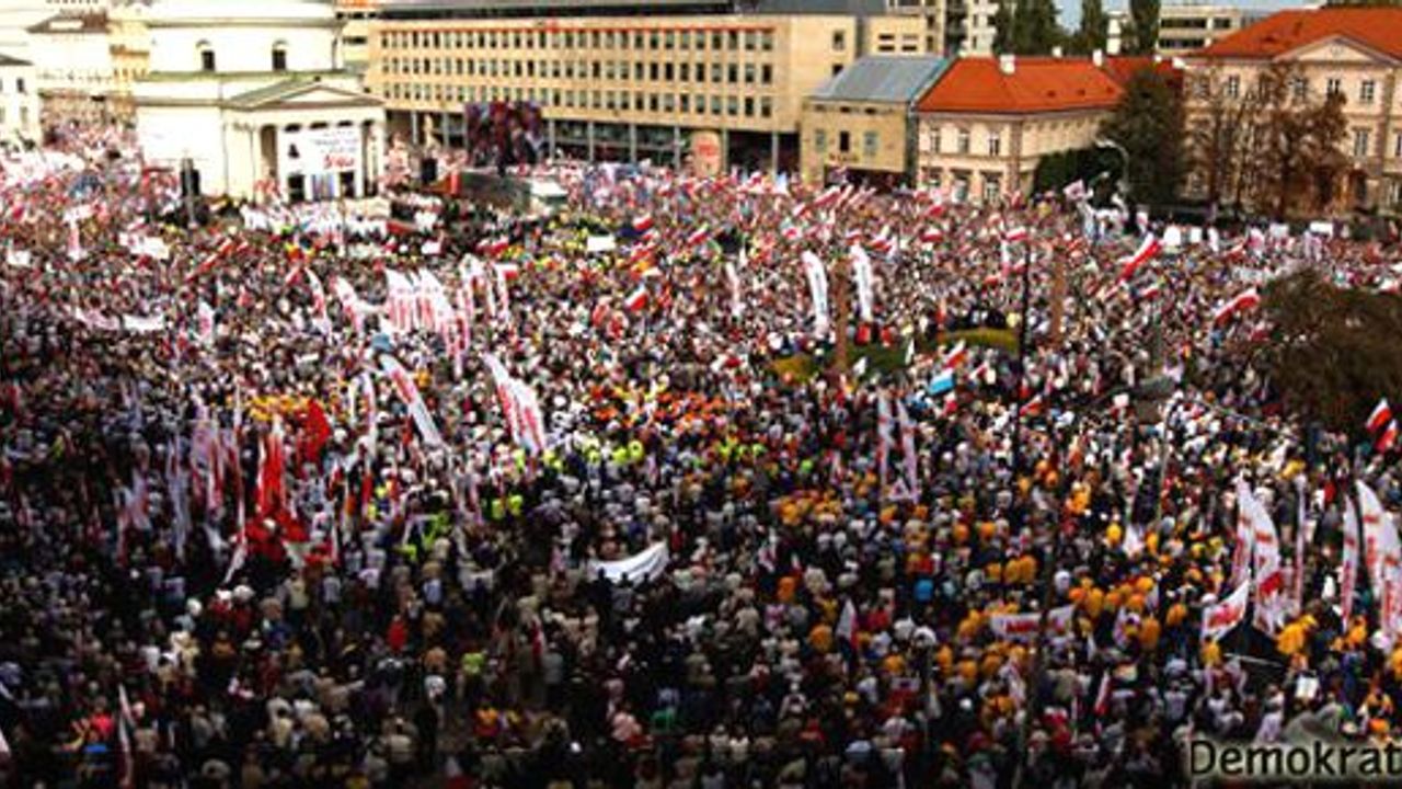 Polonya'da on binlerce işçi sokakta