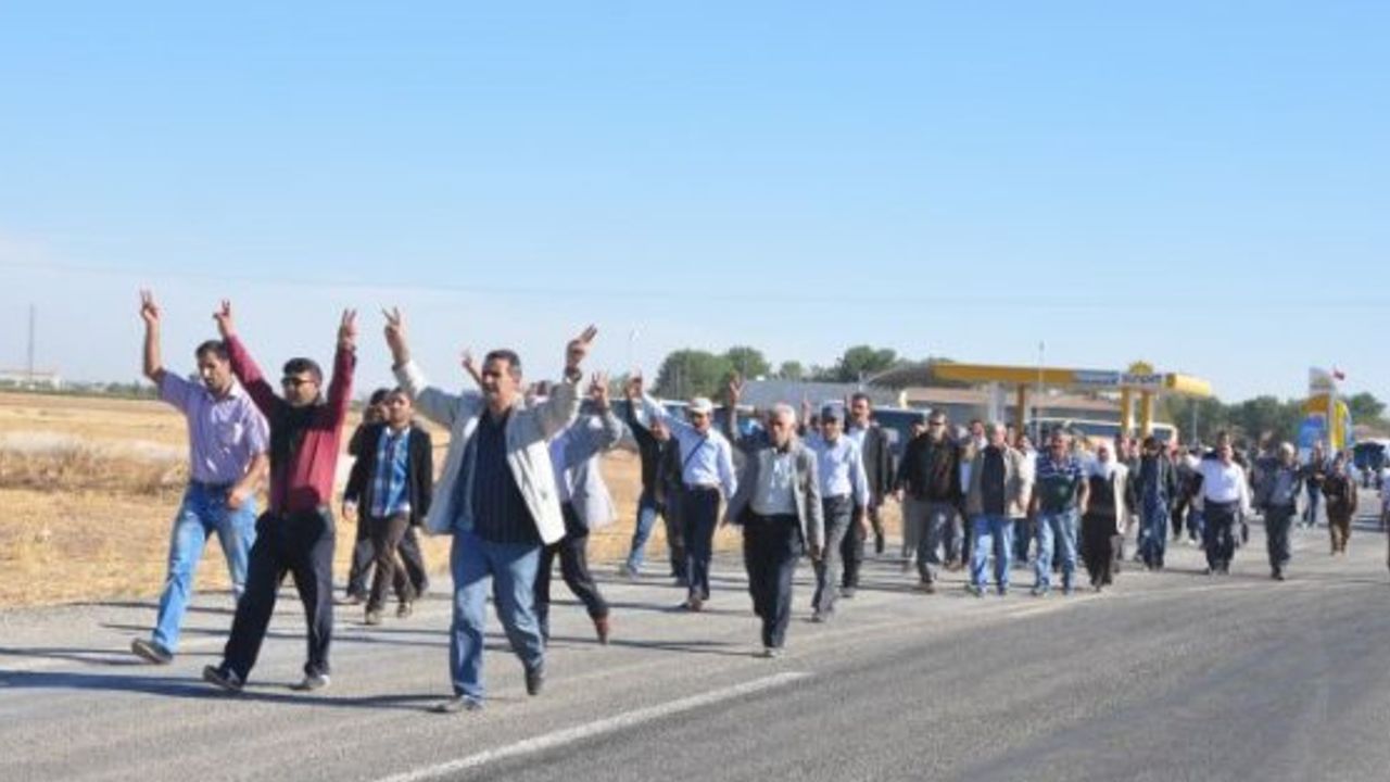 Suruç'ta halk Kobani sınırına yürüyor