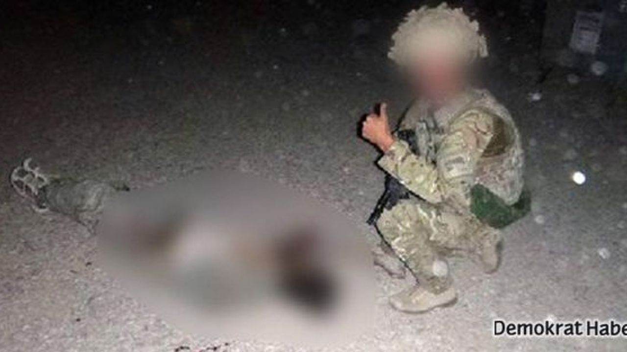  Taliban militanının cesediyle fotoğraf çektiren İngiliz askere soruşturma