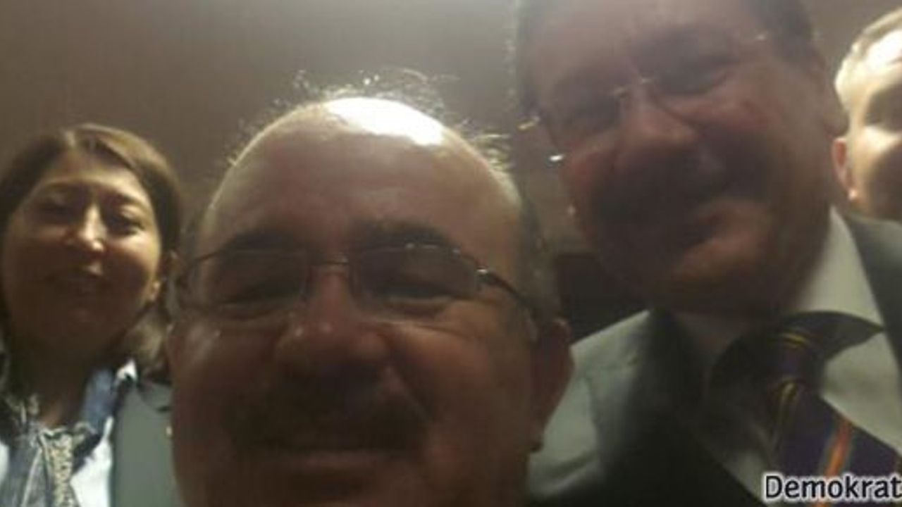 Twitter açıldı, AKP 'selfie' fotoğrafıyla kutladı 