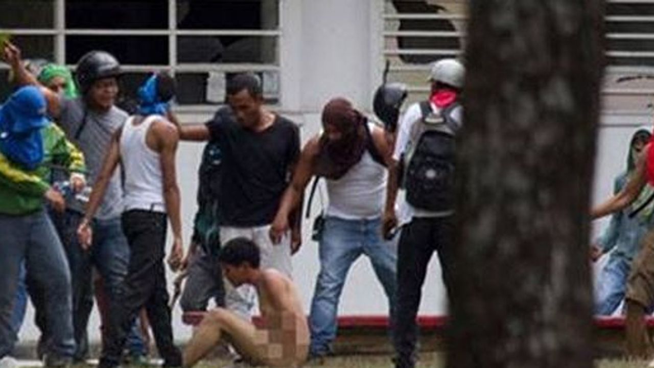 Venezuela'da çıplak protesto
