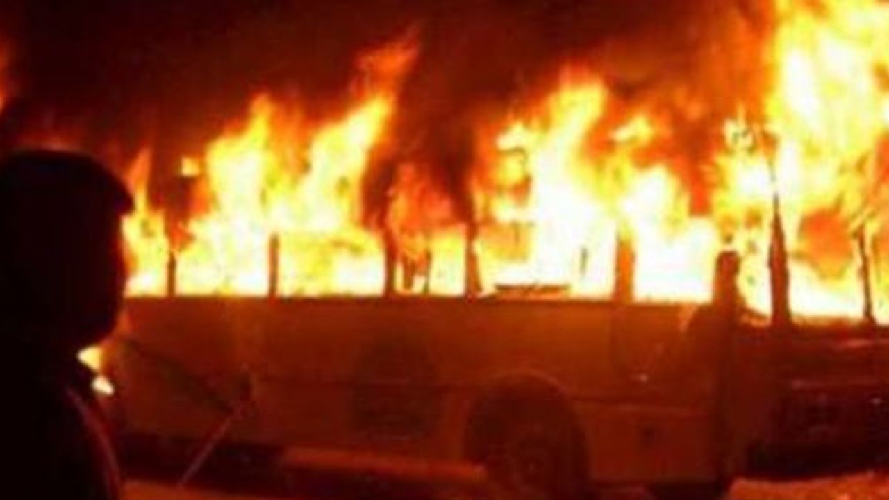 Yakıt tankeri yolcu otobüsüyle çarpıştı: 35 ölü