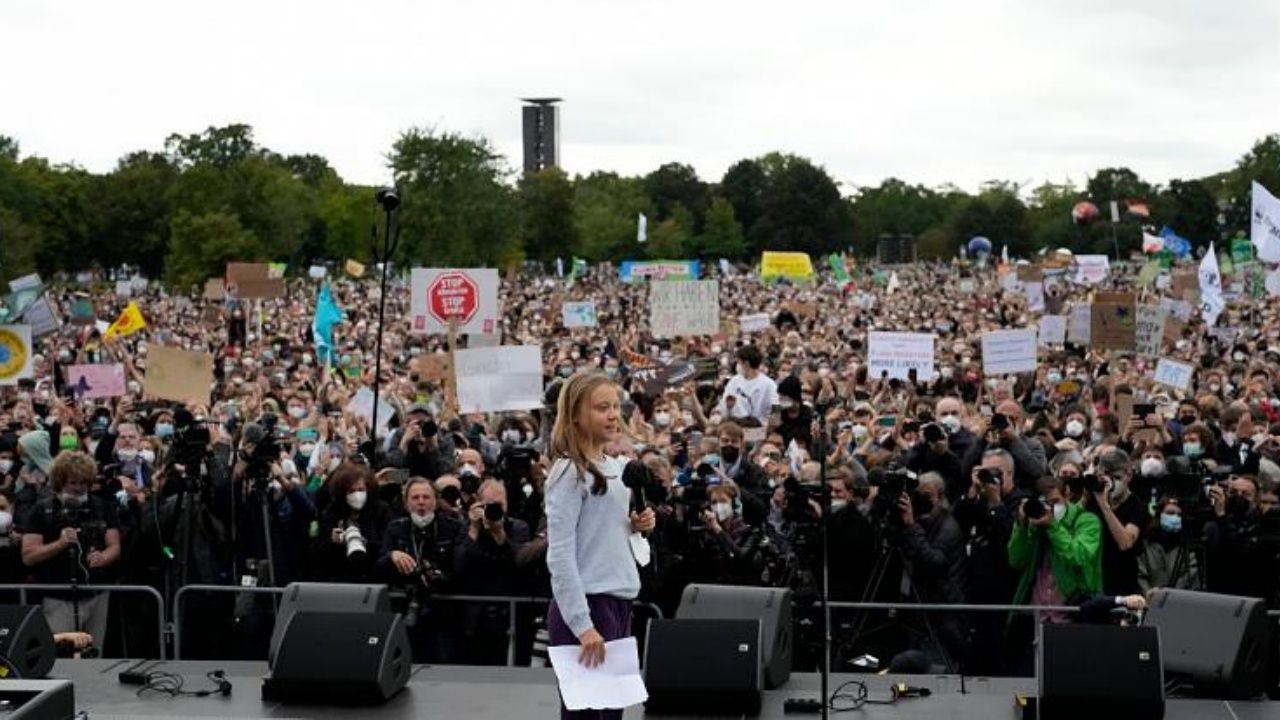 Almanya'da seçimler öncesi Greta Thunbergli iklim protestosu