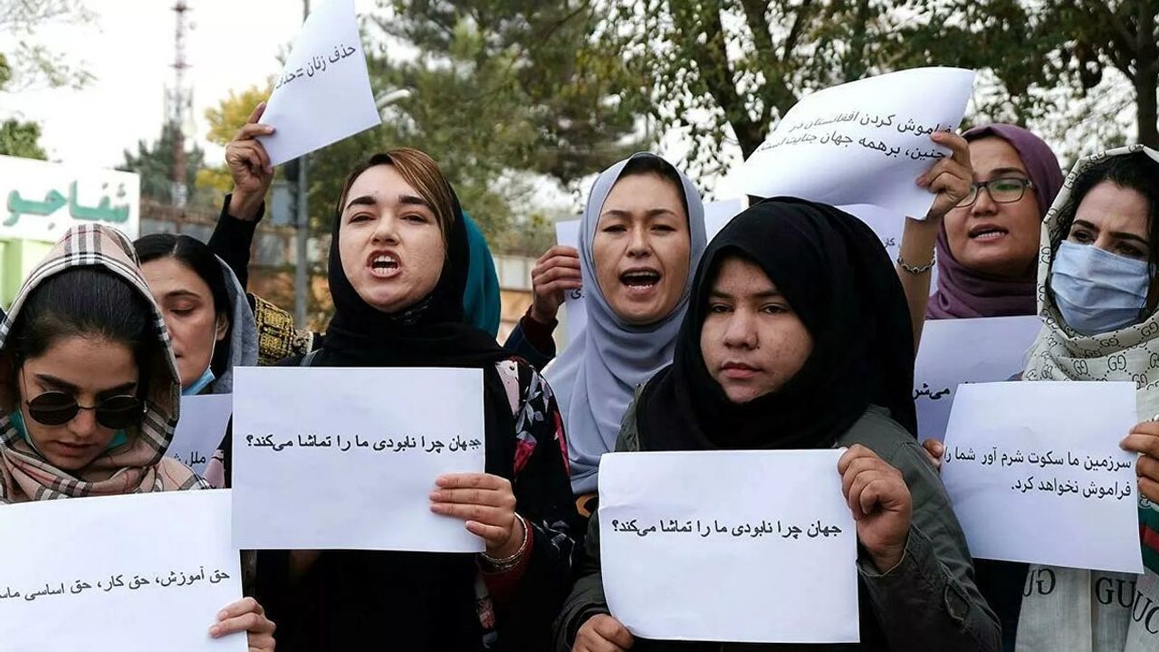 Afgan kadınlar, uluslararası topluma seslendi: 'Dünya neden sessizce ölmemizi izliyor?'
