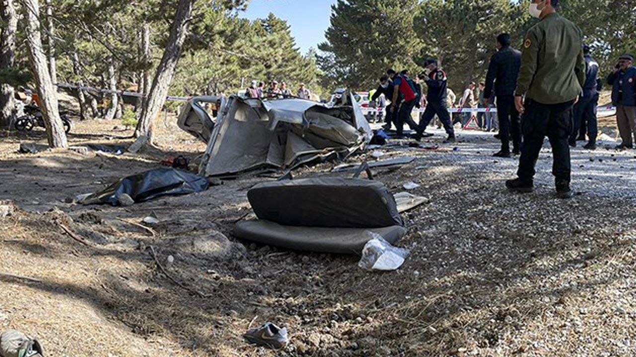 Afyon'da öğrenci servisi devrildi: 5 kişi hayatını kaybetti
