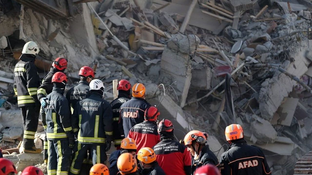 Prof. Dr. Yaltırak'tan deprem uyarısı: Tedbirler almıyorsanız evinizi bırakıp gidin