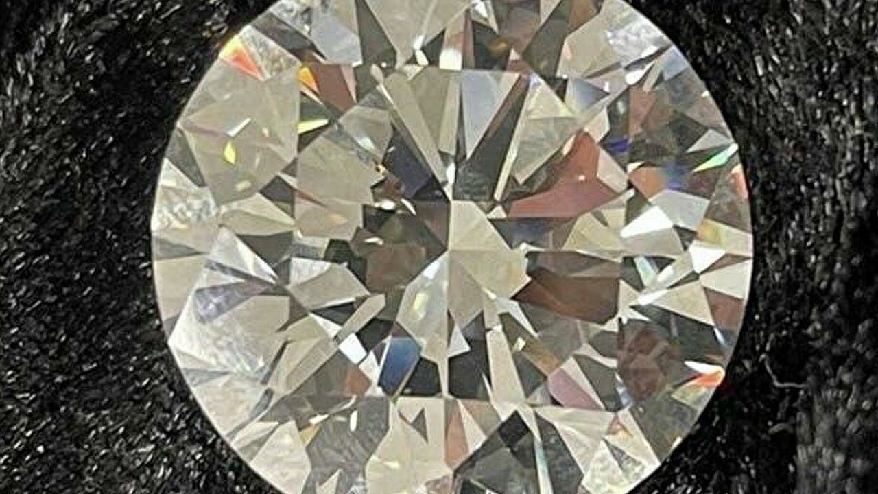 Evinde temizlik yapan yaşlı kadın, 2.7 milyon dolarlık elmas yüzük buldu
