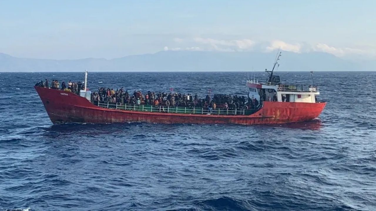 382 Afgan göçmeni taşıyan Türk bandıralı gemi Kos adasına demirledi