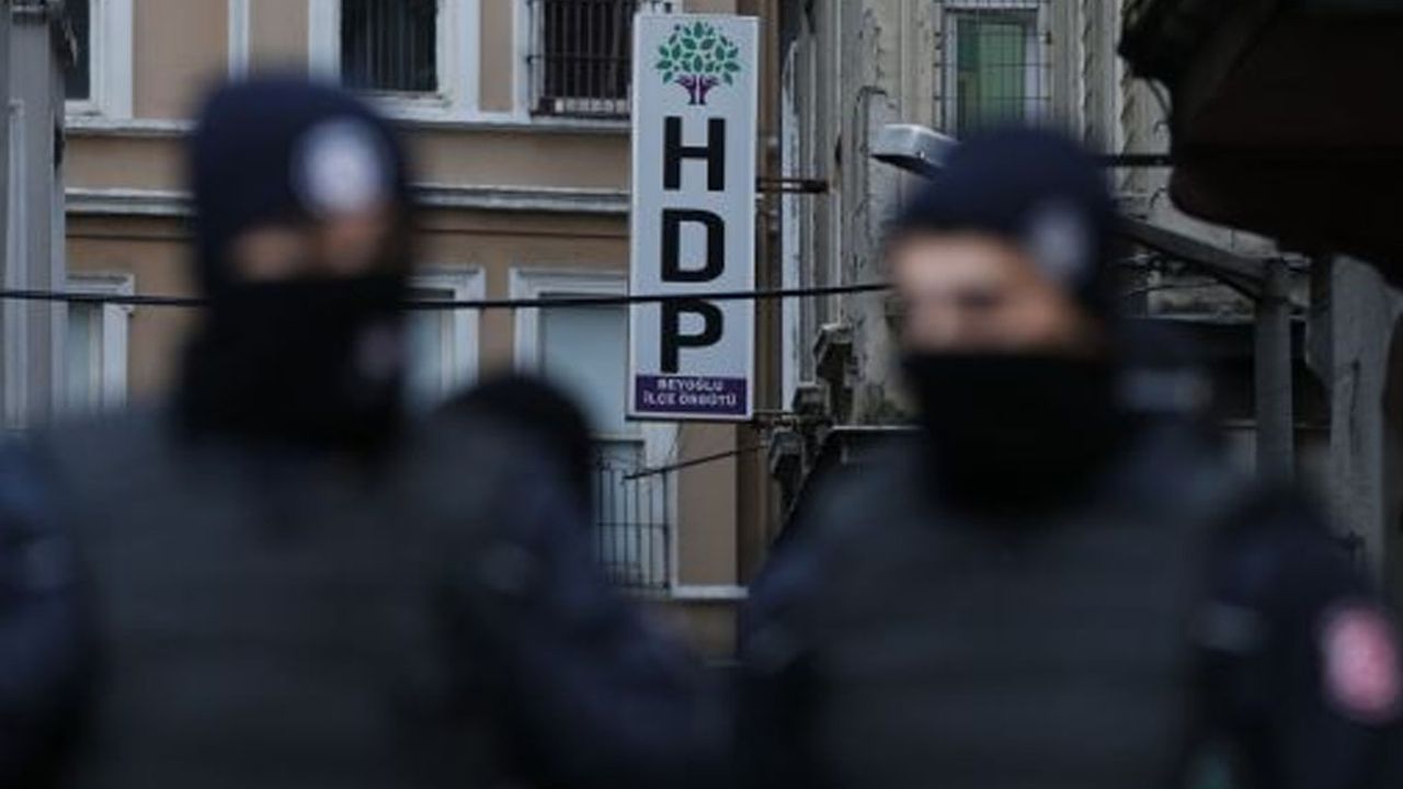 İzmir'de HDP ilçe başkanlarının da aralarında olduğu 17 kişiye gözaltı