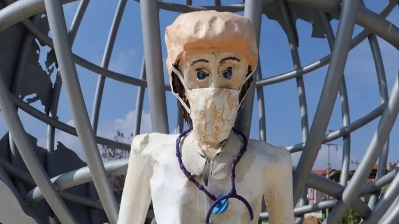 Denizli'de tepki çeken sağlıkçı heykelleri kaldırıldı