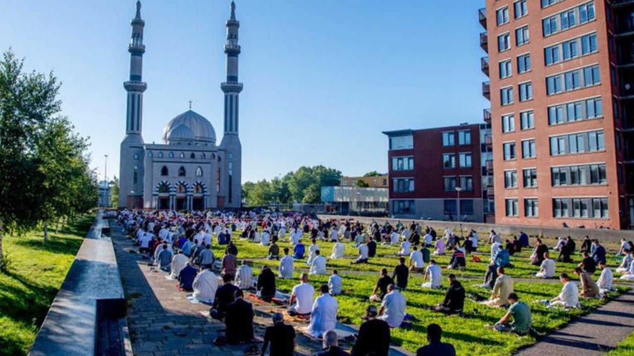 Hollanda'da belediyelerin gizlice camileri izlediği ortaya çıktı