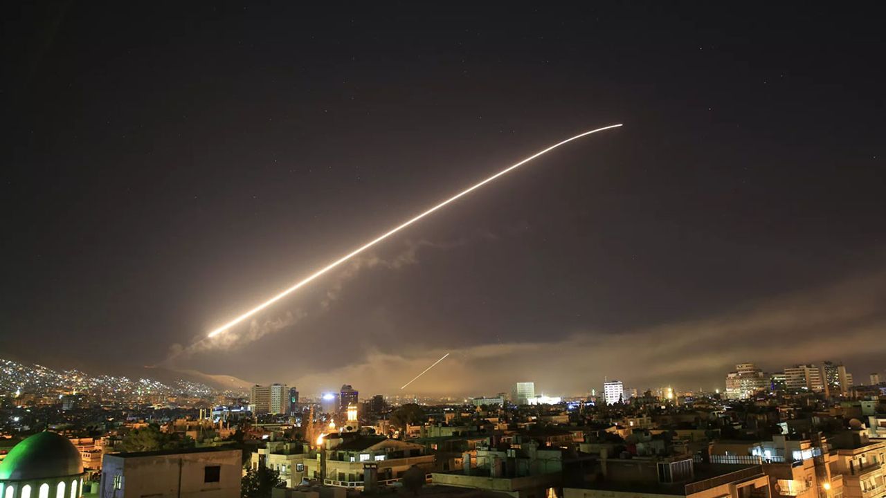 Şam, İsrail'in Suriye'nin güneyini hedef aldığını duyurdu