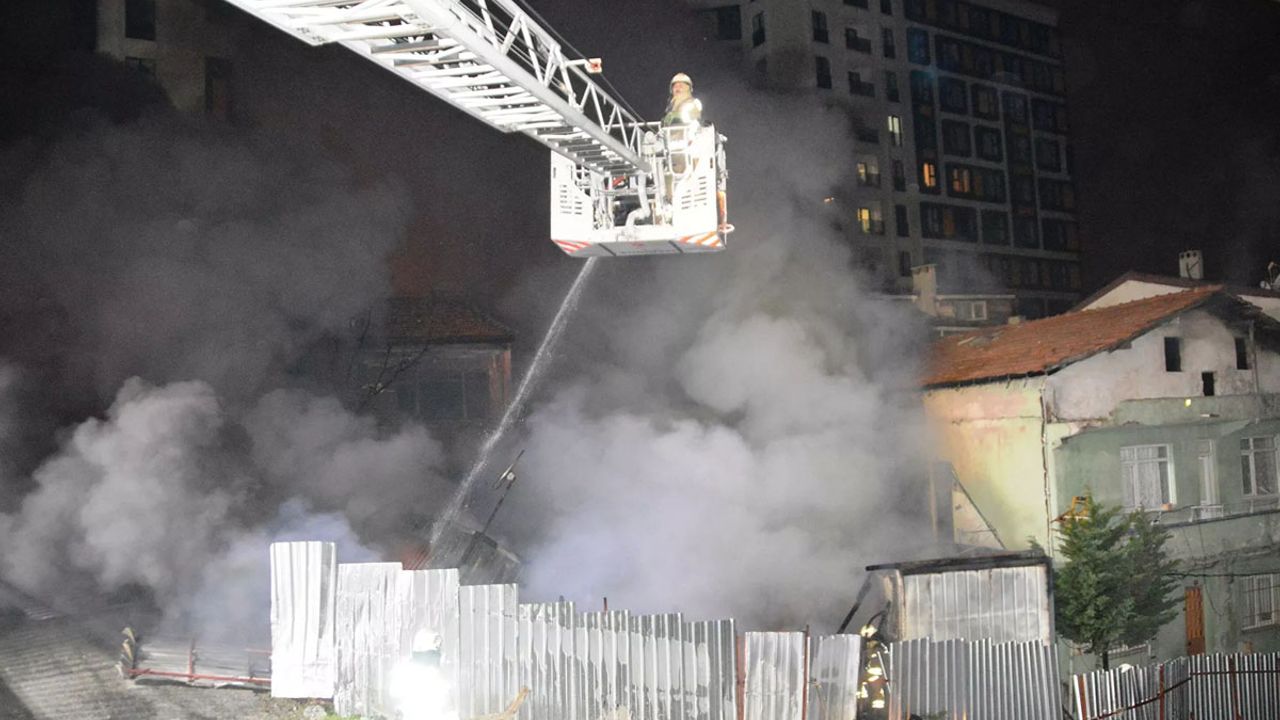 Kağıthane'de işçilerin kaldığı konteynerde yangın: 1 işçi yaralandı