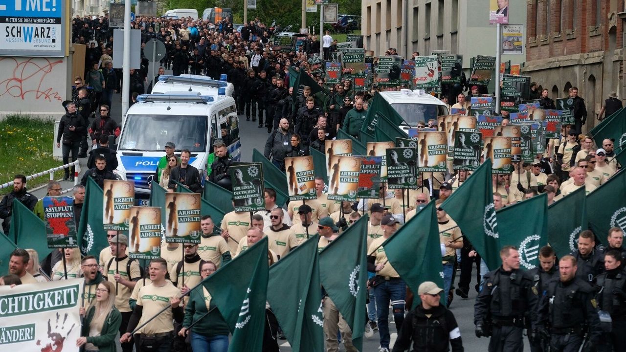 Almanya'da neo-Naziler, göçmenleri durdurmak için Polonya sınırına gidiyor