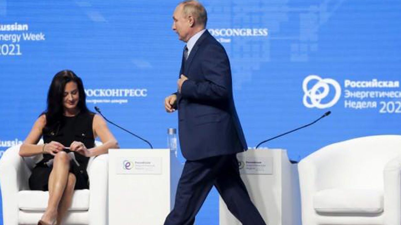 Putin'den gazeteci Gamble'a cinsiyetçi tepki: Güzel ama anlamıyor