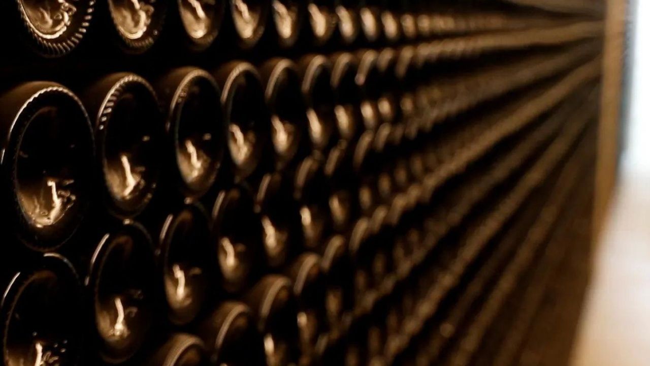 Lüks restoranın mahzenine sızan çift, bazıları 200 yıldan daha eski 45 şişe şarap çaldı