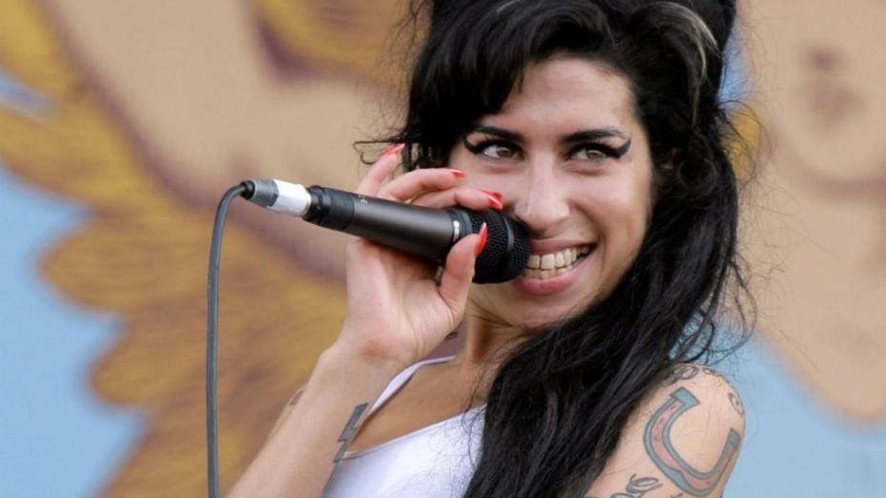 AMY Winehouse'un eşyaları açık artırmayla satıldı