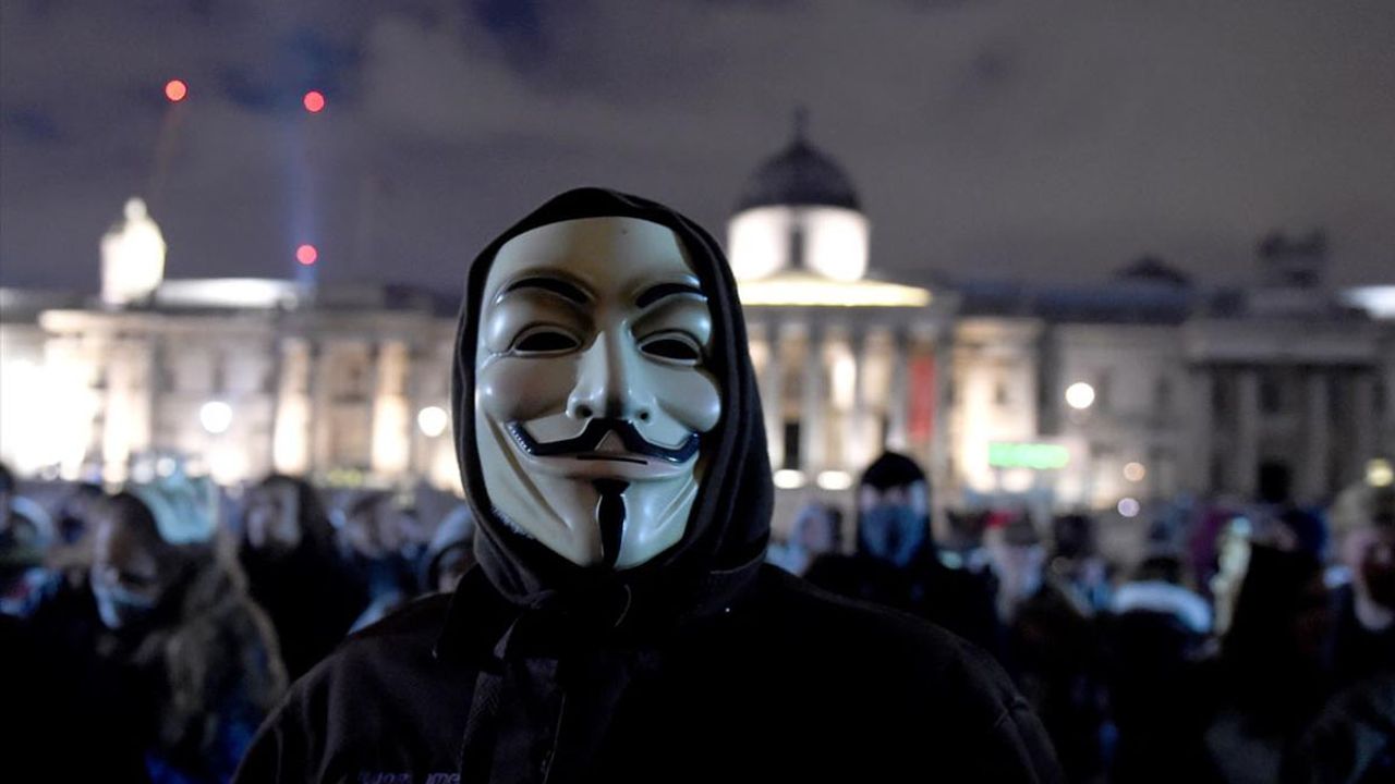 İngiltere'de 'Guy Fawkes' gecesi: 'V for Vendetta' maskeli protestocular polisle çatıştı