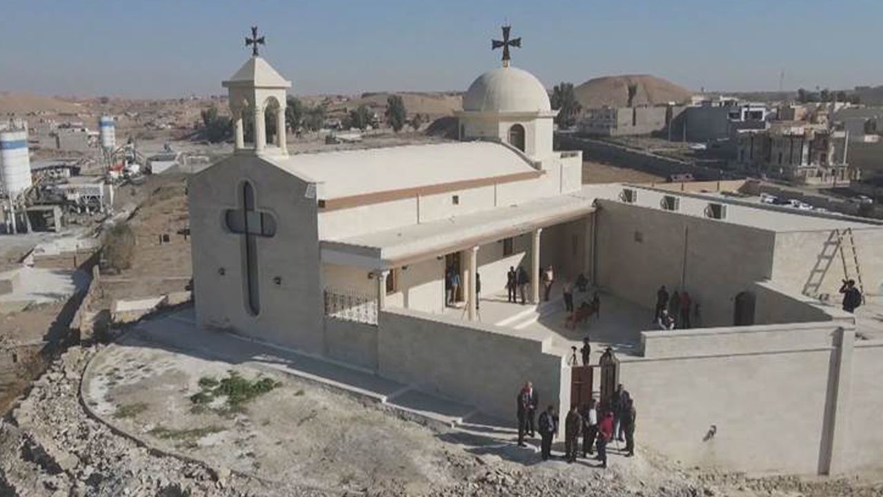 IŞİD'in yıktığı Musul’un en eski kilisesi yeniden ibadete açıldı