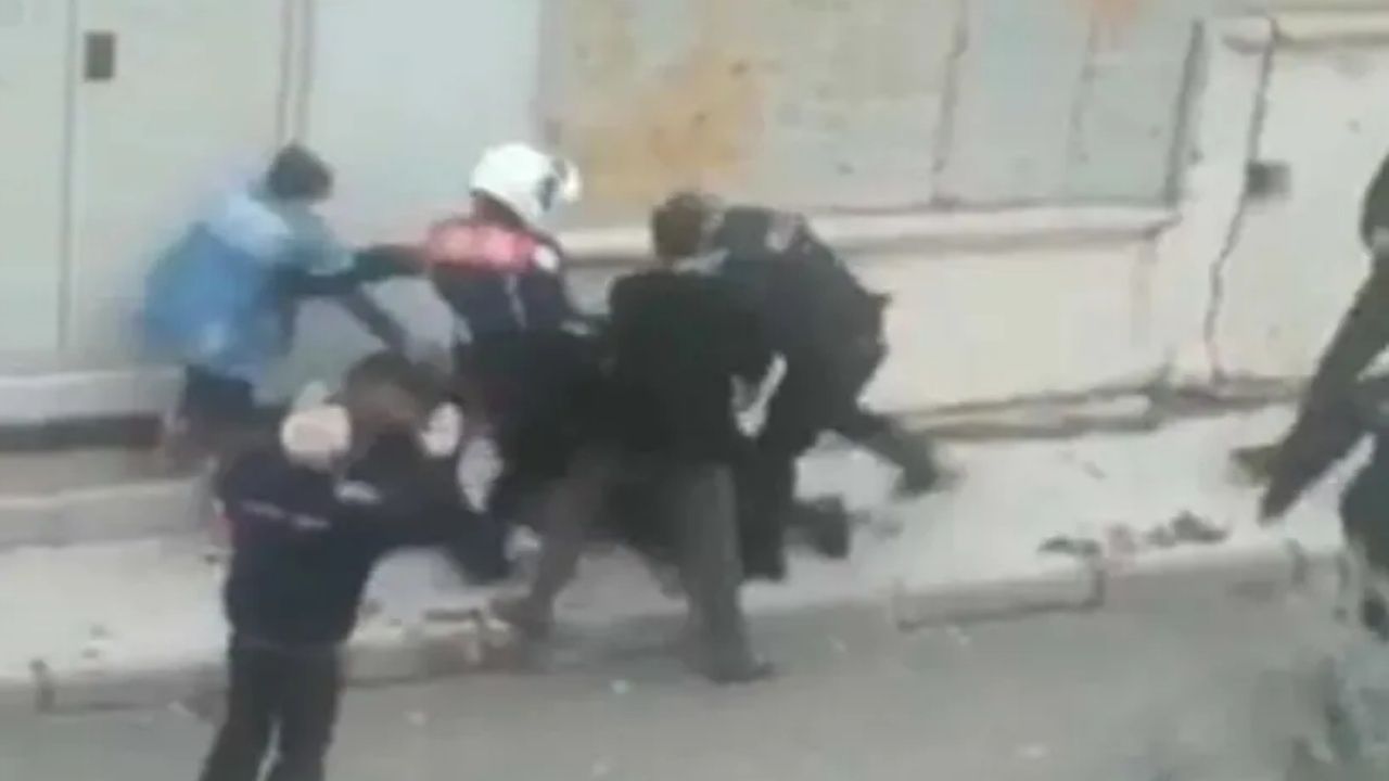 İzmir'de korna çalan kişiyi tekmeleyen polis görevden uzaklaştırıldı