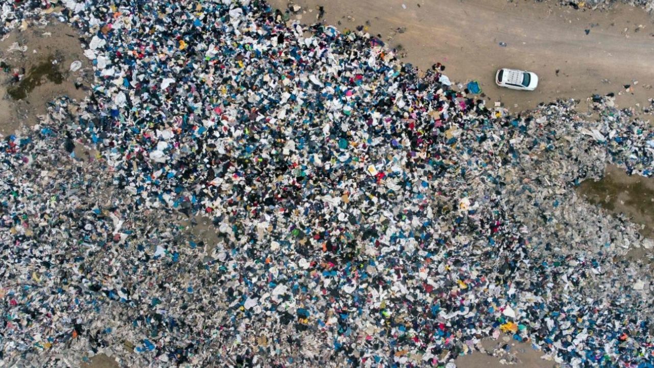 Moda endüstrisinin çevreye verdiği zarar: Atacama Çölü'nde kıyafet atıklarından tepeler oluştu