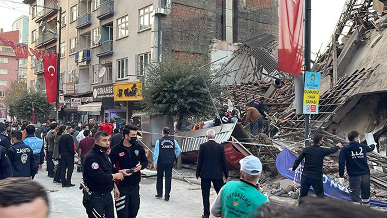 Malatya'da iş yerlerinin olduğu bina çöktü