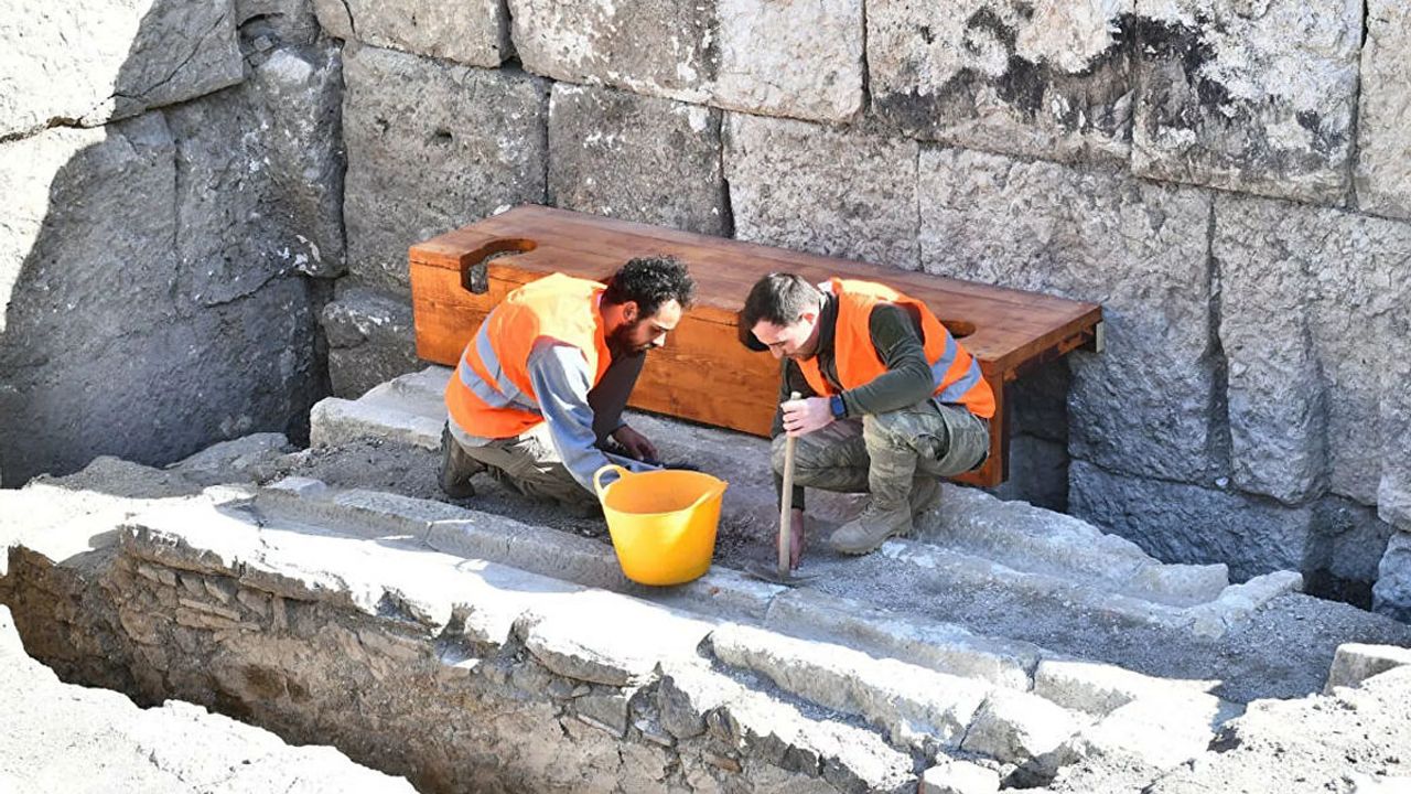 Akdeniz'de ilk: Smyrna Antik Kenti'ndeki tiyatroda 'sanatçı tuvaleti' bulundu