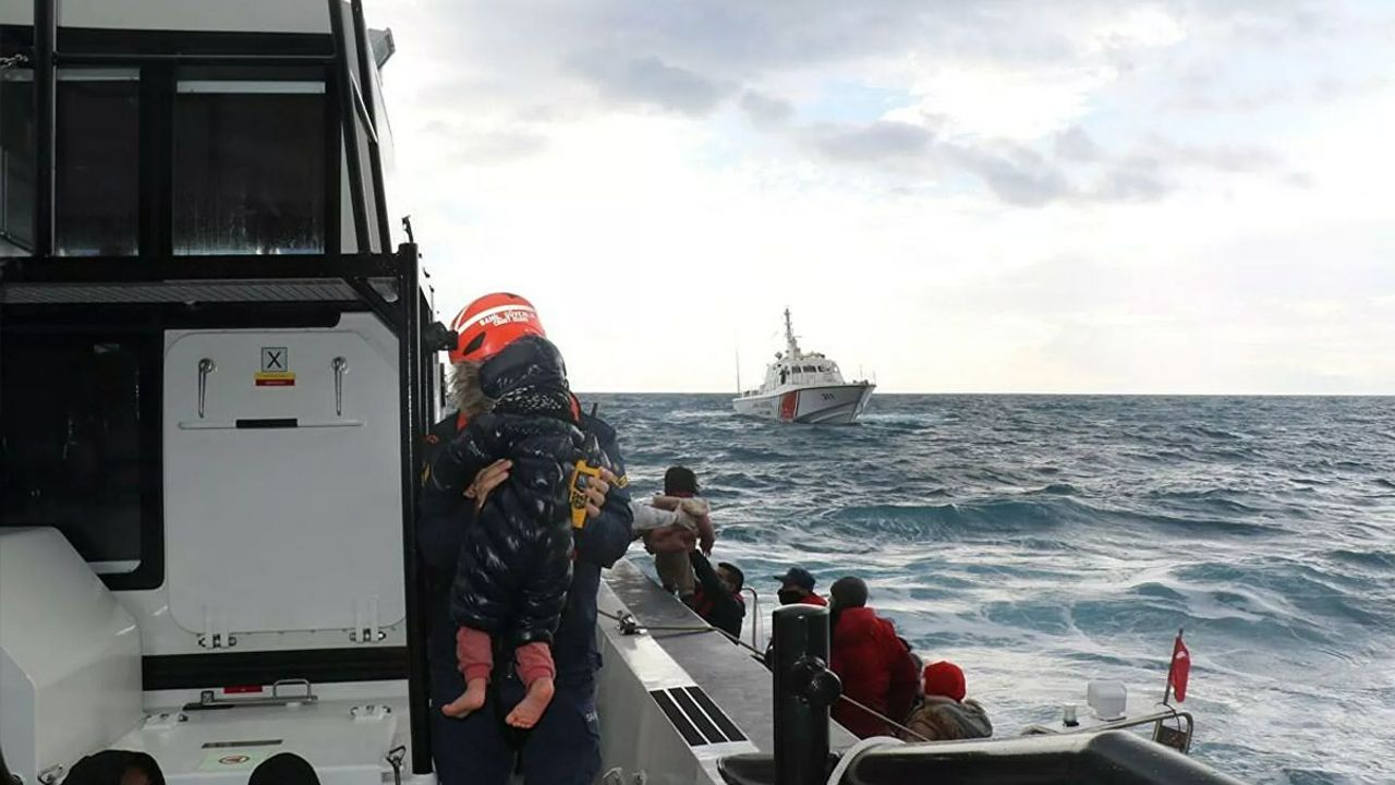 İzmir açıklarında göçmenleri taşıyan tekne battı: 2 kişi hayatını kaybetti
