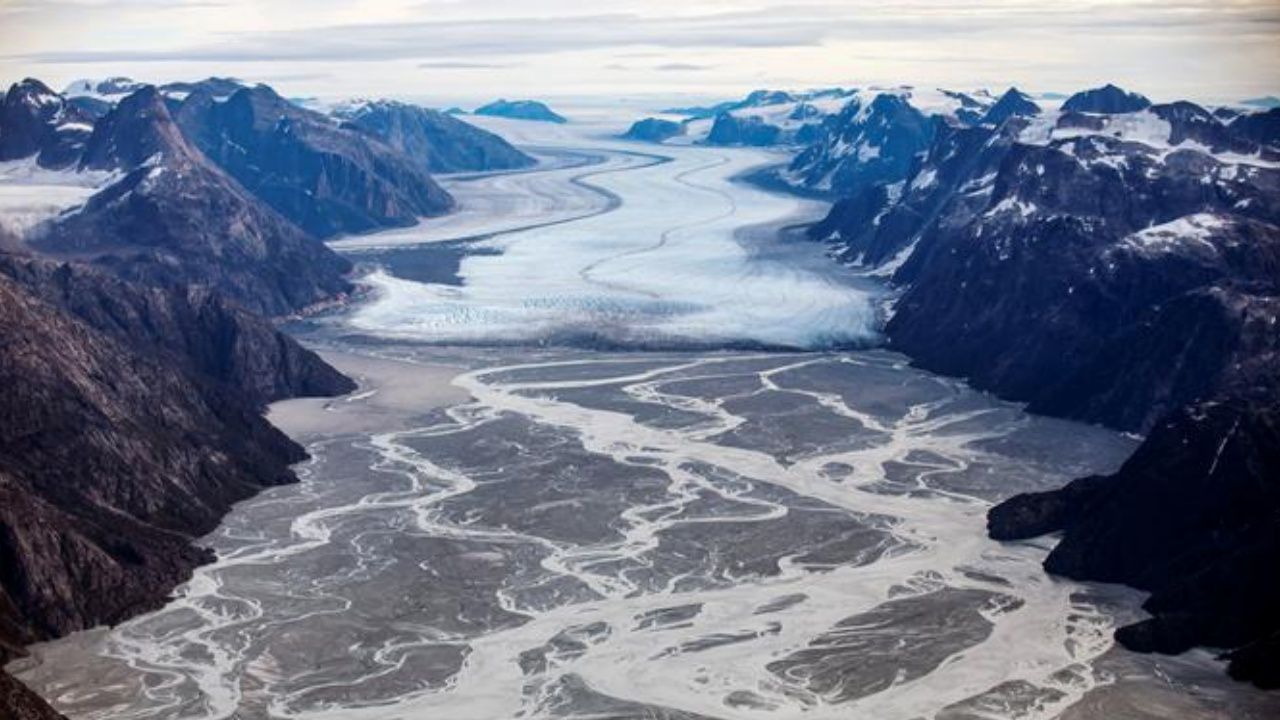 Eriyen dev buz dağından 152 milyar ton su yayıldı