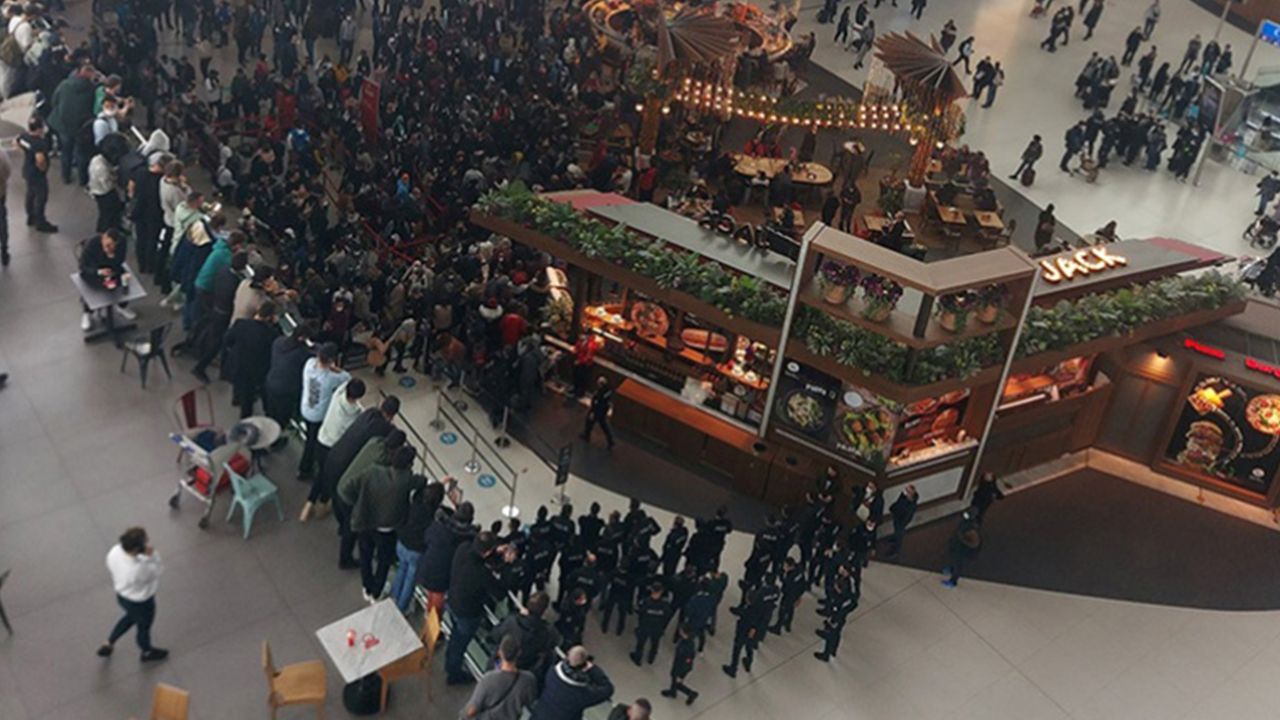 İstanbul Havalimanı'nda mahsur kalan turistlerden protesto: 'We need hotel'