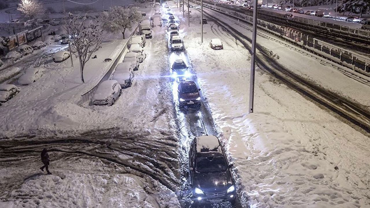 İstanbul kar yağışı: Özel araçların trafiğe çıkışı yasaklandı