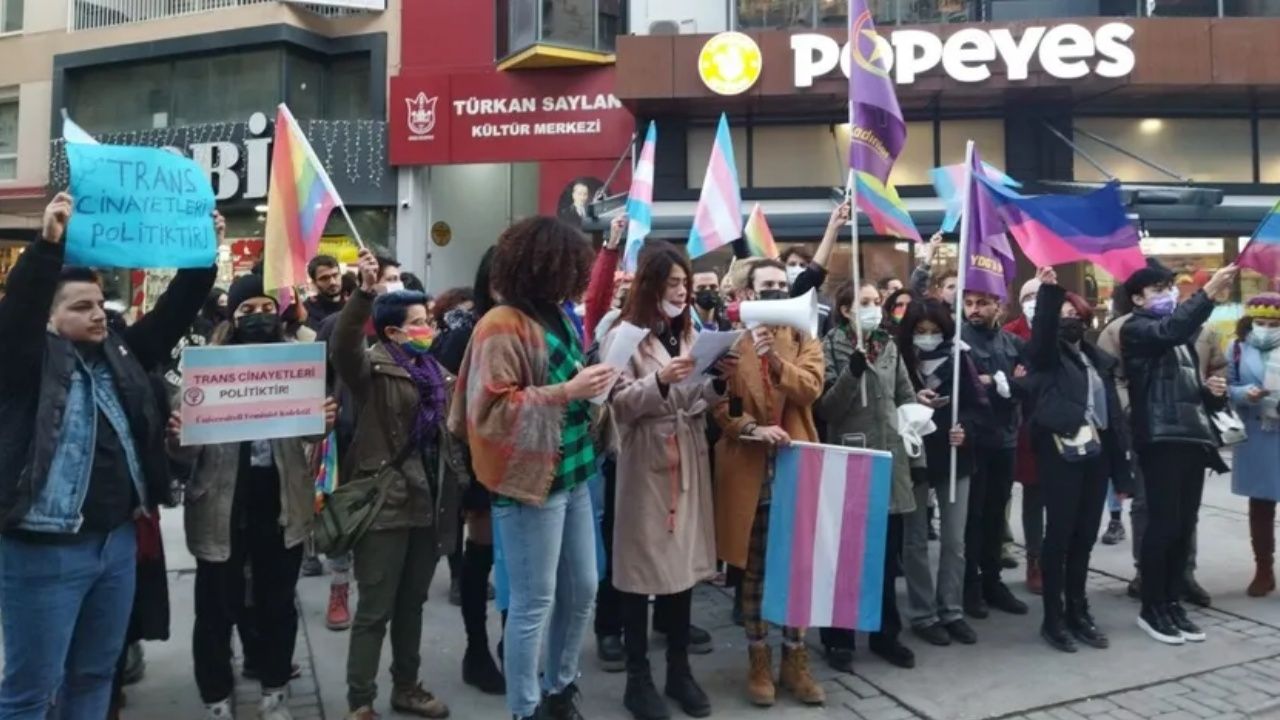 İzmir'de translara yönelik saldırılar protesto edildi