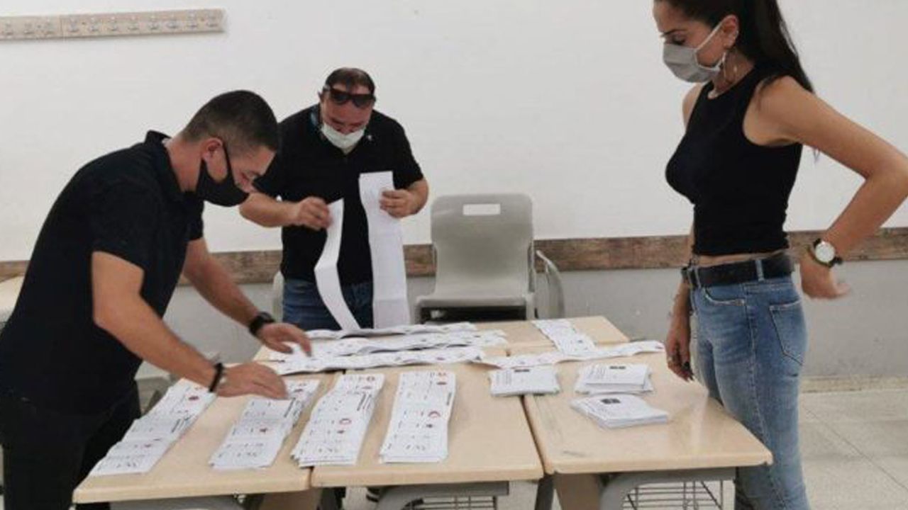 Kuzey Kıbrıs erken genel seçim için sandık başında