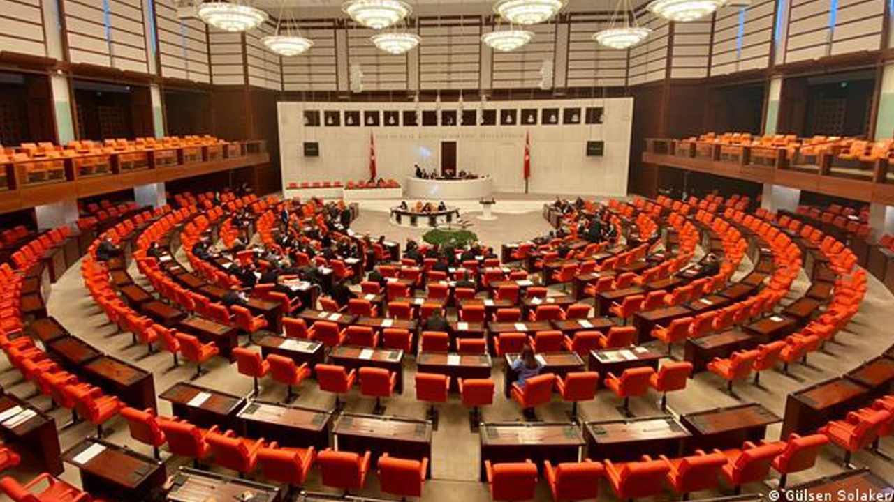 Seçim kanunu görüşülürken AKP’li vekiller maç izlemişler