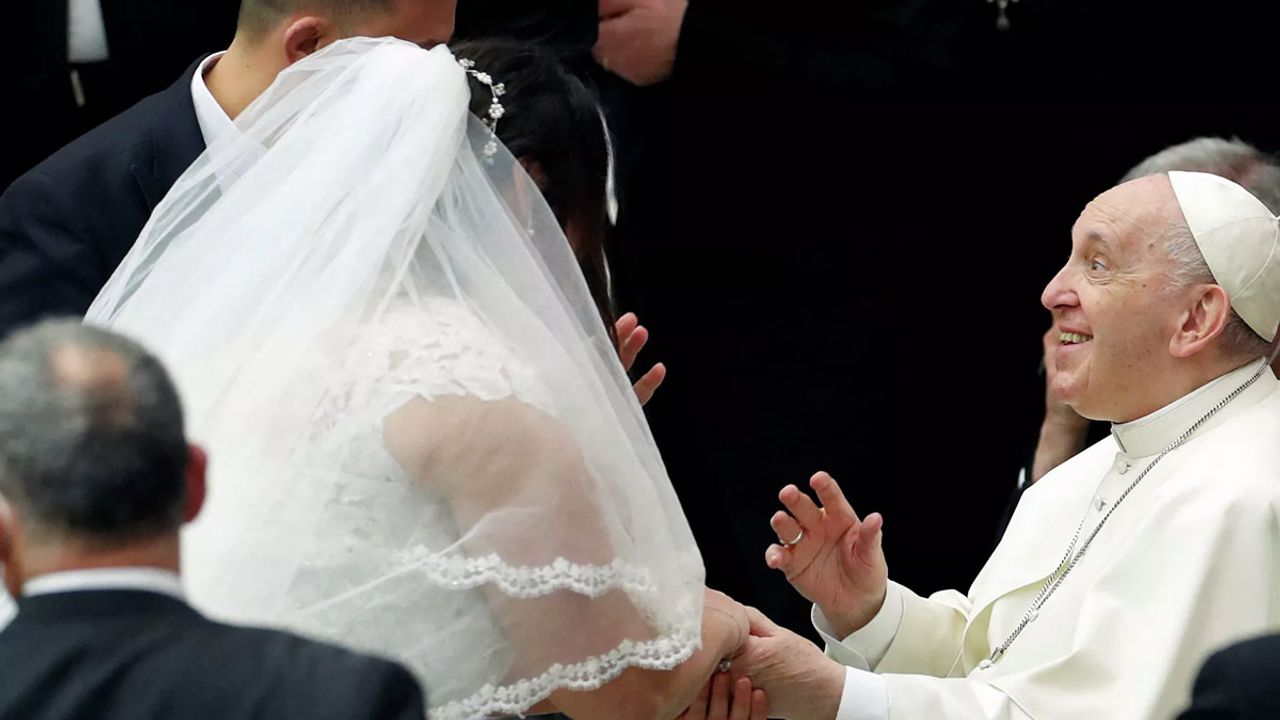 Papa Francis'ten eşcinsel çocuğu olan ailelere: Asla ayıplamayın
