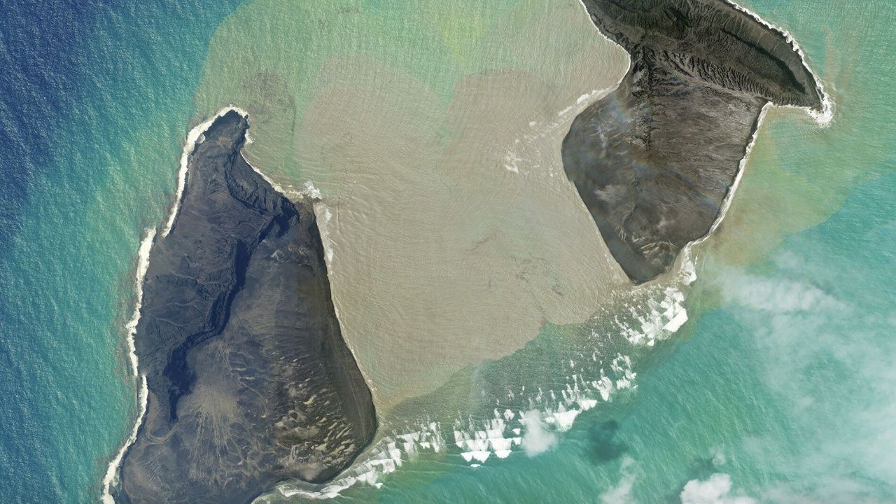 Tonga’da yanardağ patlamasının meydana geldiği adanın büyük kısmı haritadan silindi