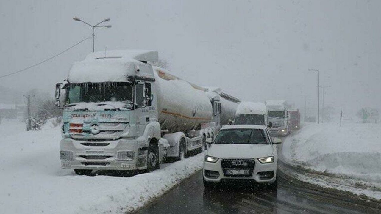 Kar yağışı nedeniyle ulaşıma kapanan yollar